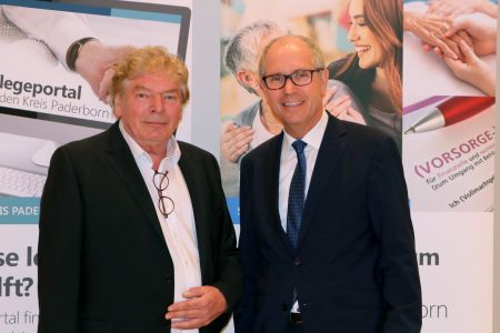 „Wir sagen Danke“: Landrat Manfred Müller (rechts im Bild) lud Ehrenamtliche aus sozialen Einrichtungen in den Schützenhof Paderborn ein. Christian Heeck (links im Bild) machte Mut, die Herausforderungen das Alltags mit Humor zu nehmen. Bildnachweis: Kreis Paderborn